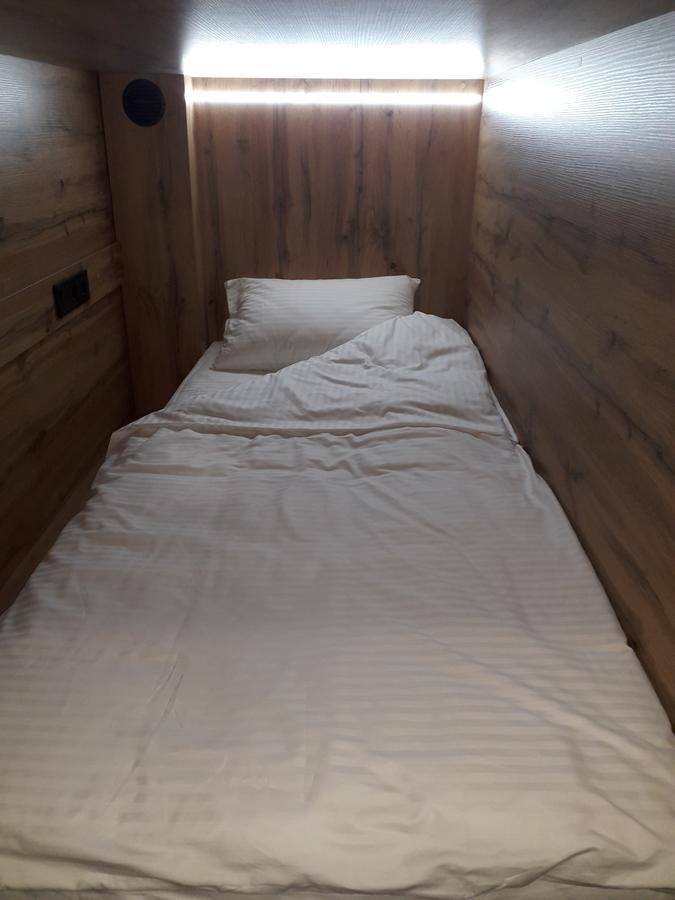 Full House Capsule Hostel Rivne Kültér fotó A futon