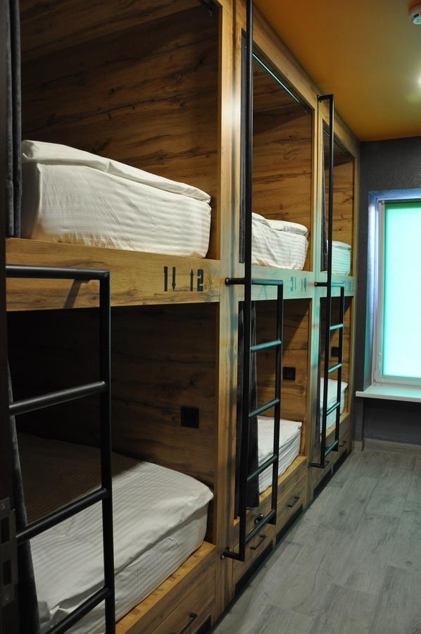 Full House Capsule Hostel Rivne Kültér fotó A bunk bed