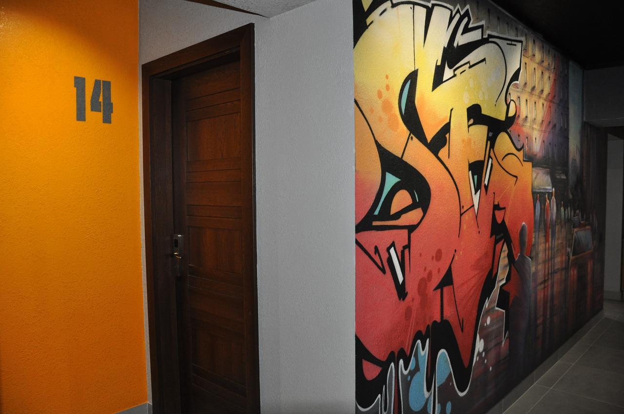 Full House Capsule Hostel Rivne Kültér fotó A graffiti-covered wall in a hotel in Warsaw, Poland