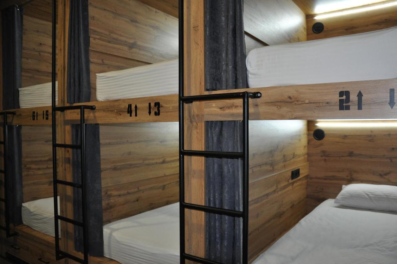 Full House Capsule Hostel Rivne Kültér fotó Hostel beds