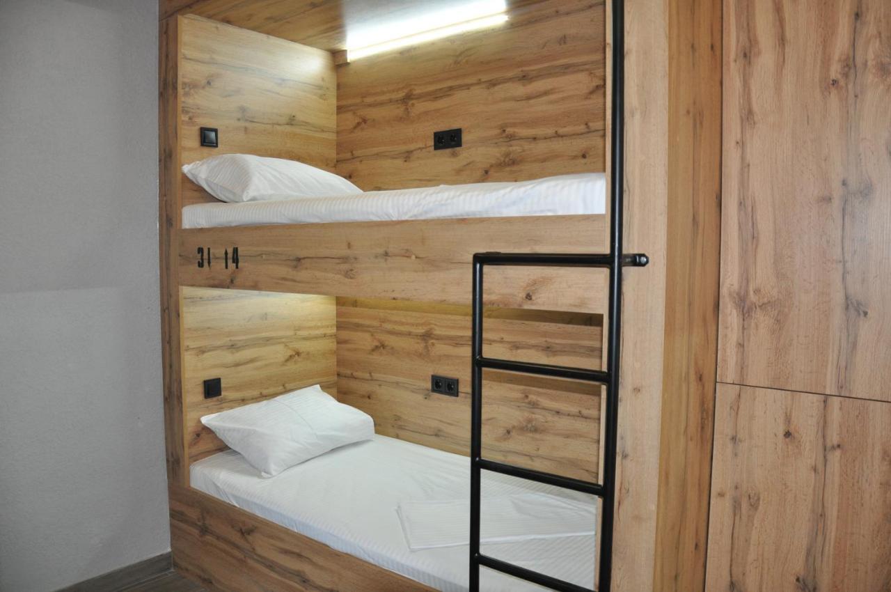 Full House Capsule Hostel Rivne Kültér fotó A bunk bed