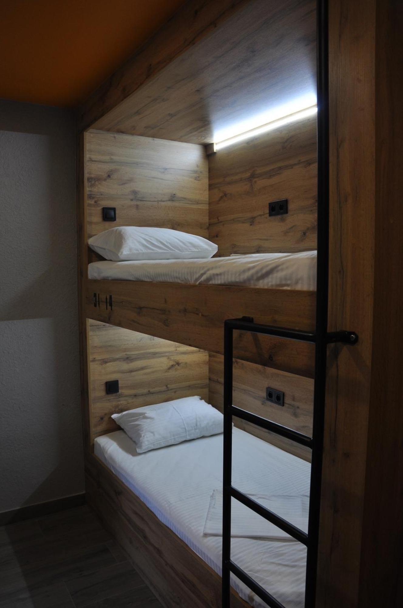 Full House Capsule Hostel Rivne Kültér fotó Hostel beds