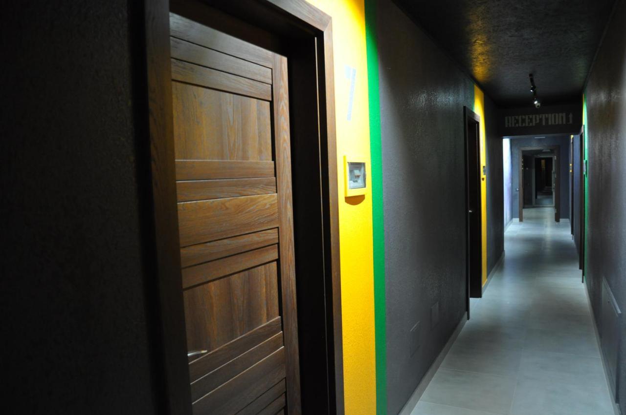 Full House Capsule Hostel Rivne Kültér fotó Corridor